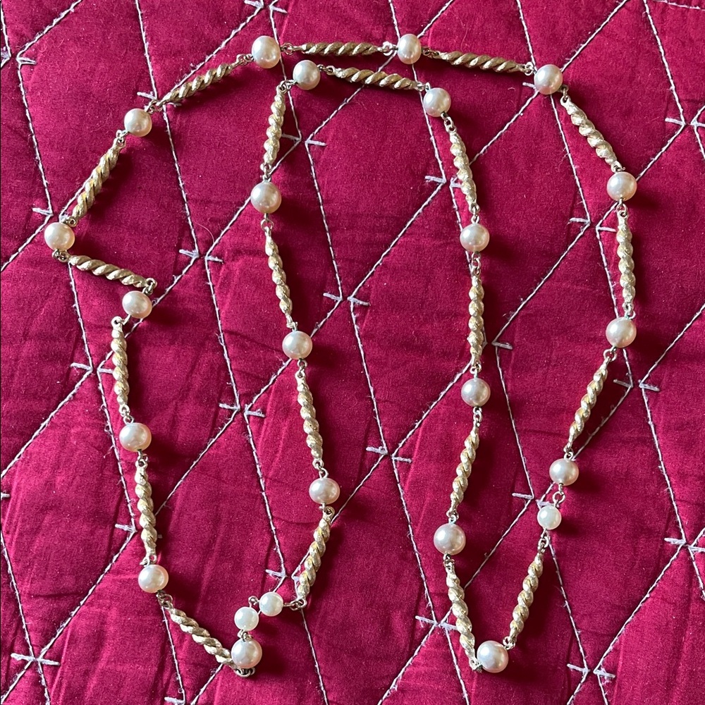 Vtg Gold Tone and Faux Pearl Necklace - 22”